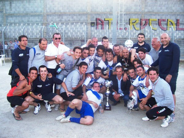 la-squadra-con-la-coppa